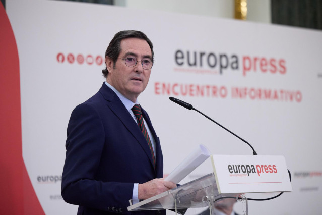 El presidente de la CEOE, Antonio Garamendi, interviene durante un Encuentro Informativo de Europa Press en el Hotel InterContinental Madrid, a 4 de febrero de 2025, en Madrid (España)