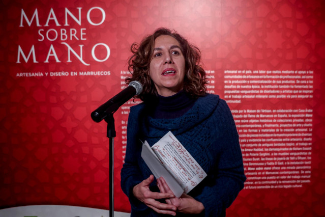 Archivo - La directora general de Casa Árabe, Irene Lozano, interviene durante la inauguración de la exposición ‘Mano sobre mano. Artesanía y diseño en Marruecos’, en Casa Árabe, a 2 de marzo de 2023, en Madrid (España). Esta exposición reúne objetos hist