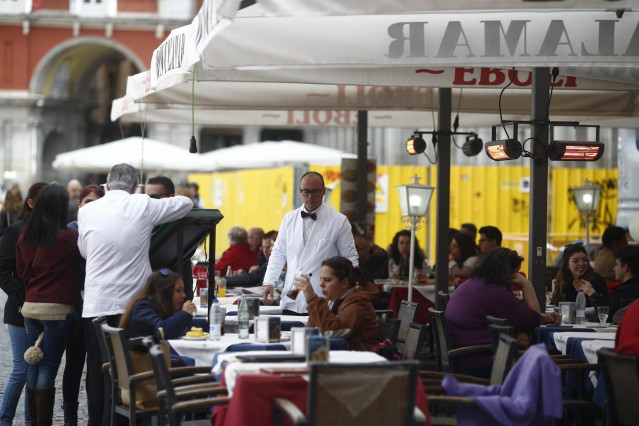Archivo - Bar, bares, gente, personas, persona, hostelería, turismo en Madrid, turistas, turista, terraza, terrazas, salir, tomar algo, tomando algo, beber, bebiendo, comer, comiendo, camarero, camareros, restaurante, restaurantes, Plaza Mayor, trabajo