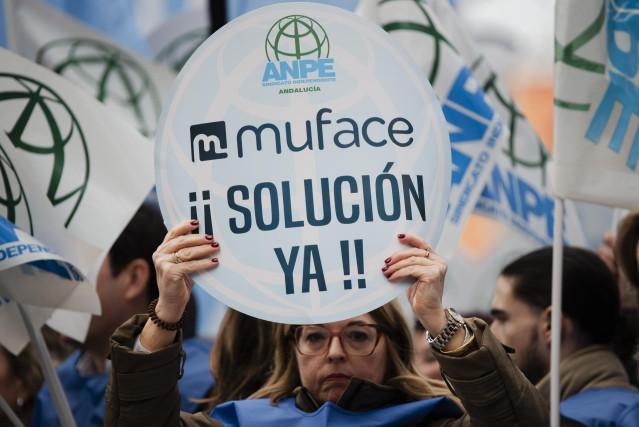 Varias personas durante una concentración, frente a la sede central de MUFACE, a 22 de enero de 2025, en Madrid (España).