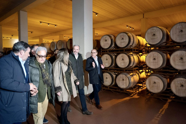El presidente del Gobierno de Aragón, Jorge Azcón, visita una bodega de la Denominación de Origen Campo de Borja.