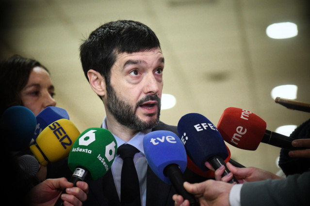 El ministro de Derecho Sociales, Consumo y Agenda 2030, Pablo Bustinduy, atiende a los medios antes de reunirse con representantes del CCU.