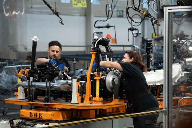 Archivo - Empleados trabajan en la cadena producción de un coche