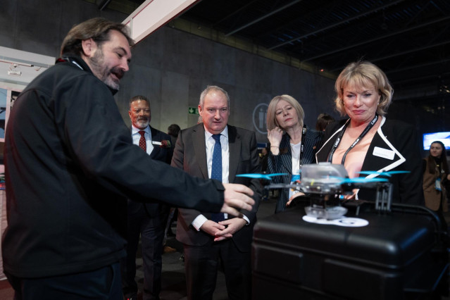 El ministro de Industria y Turismo, Jordi Hereu, visita el congreso ISE en la Fira de Barcelona