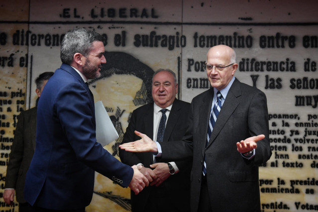 El presidente de la comisión, Antonio Luengo Zapata (i) y el expresidente del Centro de Investigaciones Sociológicas (CIS) Félix Requena Santos (d), a su llegada a comparecer ante la Comisión de Investigación sobre la gestión del Presidente del Centro de