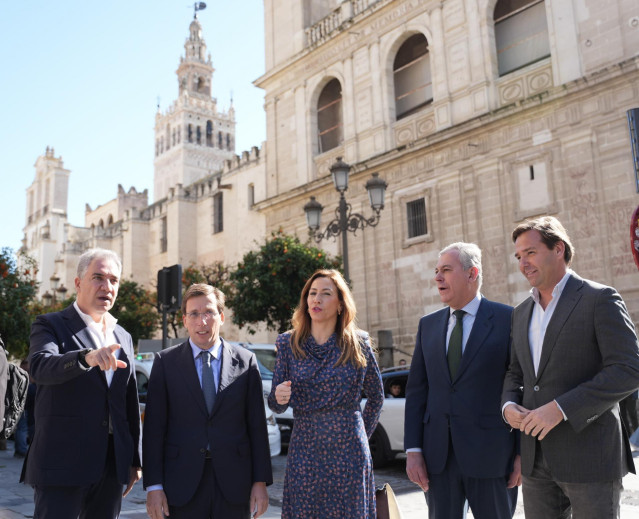 Elías Bendodo, José Luis Martínez-Almeida, Natalia Chueca, José Luis Sanz y Antonio Repullo, en un paseo por el centro de la ciudad tras presentar en la sede del PP-A el I Foro de Grandes Ciudades.