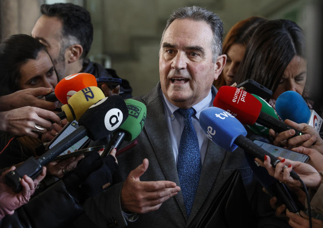 El vicepresidente segundo y conseller para la Recuperación Económica y Social, Francisco José Gan Pampols, atiende a los medios