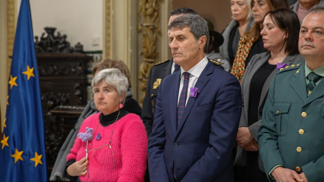 El delegado del Gobierno en Andalucía, Pedro Fernández, ha participado en un minuto de silencio en recuerdo de la primera víctima mortal por violencia de género de 2025