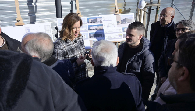 La alcaldesa de València, María José Catalá, durante su visita al barrio de San Isidro con motivo del inicio de las obras del nuevo polideportivo de esta zona de la ciudad.