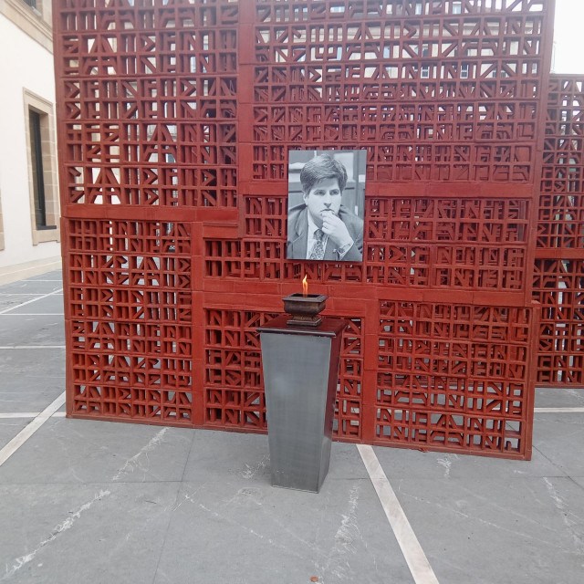 En el exterior de la Cámara, se ha colocado una fotografía de Ordóñez y se mantendrá encendido un pebetero frente a la escultura en memoria de las víctimas del terrorismo