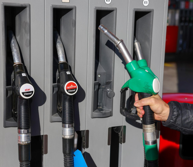 Archivo - Una persona reposta en una gasolinera, a 26 de diciembre de 2024, en Madrid (España). Coincidiendo con la primera fase de la operación salida de Navidad, que tuvo lugar desde el pasado 20 de diciembre hasta ayer, 25 de diciembre, los precios de