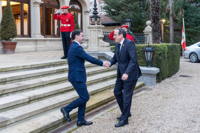 El lehendakari, Imanol Pradales (i), recibe al president del Parlament de Catalunya, Josep Rull (d) en el Palacio de Ajuria Enea