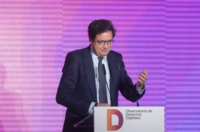 El ministro para la Transformación Digital, Óscar López, interviene durante la clausura del acto de presentación del Observatorio de Derechos Digitales, en el Auditorio Casa del Lector del Matadero de Madrid, a 5 de febrero de 2025, en Madrid (España).
