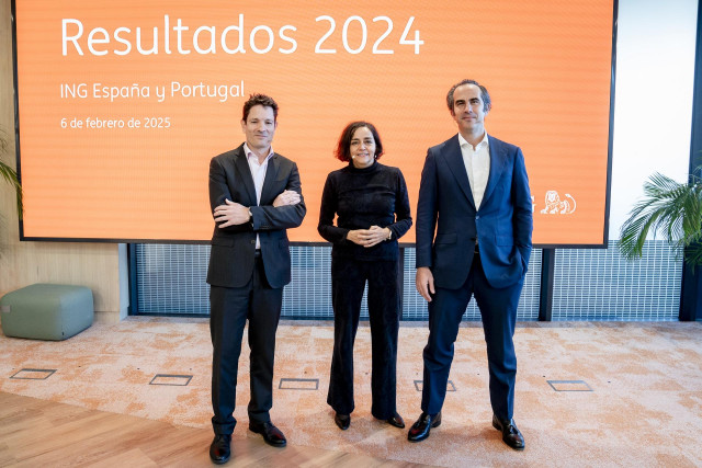 (I-D) El director general de Particulares de ING, Javier Montes; la consejera delegada en funciones de ING en España y Portugal, Almudena Román y el director general para banca corporativa e inversión en España y Portugal de ING, Alfonso Tolcheff.