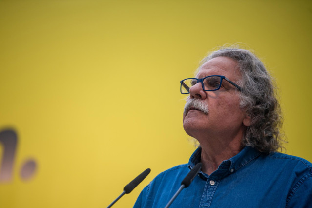 Archivo - El exportavoz del Grupo Parlamentario de Esquerra Republicana de Catalunya (ERC) en el Congreso de los Diputados, Joan Tardá, interviene en la presentación como alcaldable de Santa Coloma de Gramenet del actual portavoz en el congreso, Gabriel R