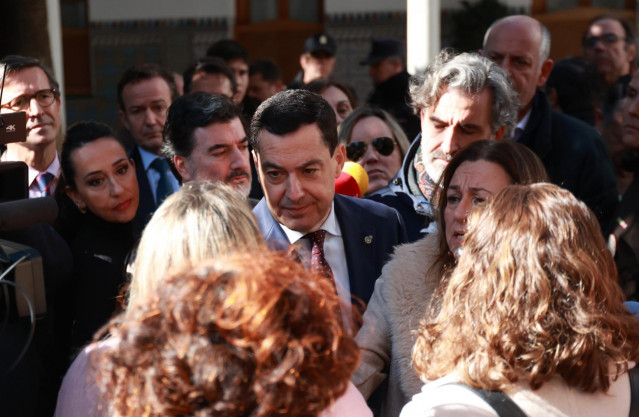El presidente de la Junta de Andalucía, Juanma Moreno, este jueves escucha a las familias de alumnos con necesidades educativas especiales antes de entrar en el Salón de Plenos del Parlamento.