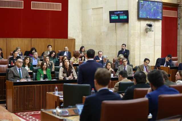 El presidente de la Junta de Andalucía, Juanma Moreno, responde a la portavoz del Grupo Socialista, Ángeles Férriz, en el Pleno del Parlamento andaluz.