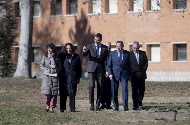 El presidente del Gobierno, Pedro Sánchez (3i), y el ministro de Agricultura, Pesca y Alimentación, Luis Planas (2d), durante el acto de presentación de la Estrategia Nacional de Alimentación, en el iHub La Vega Innova