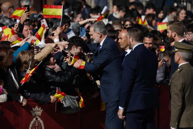 El Rey Felipe VI saluda a varias personas durante su visita Caravaca de la Cruz, a 6 de febrero de 2025, en Caravaca de la Cruz, Murcia (España). El Año Jubilar de Caravaca de la Cruz se cerró en 2024 con más de 800.000 visitantes, un 60 por ciento de inc