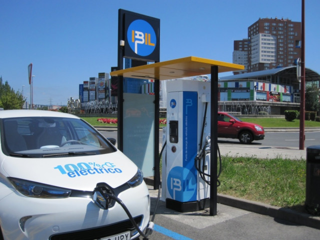 Archivo - Recurso de vehículo eléctrico cargando