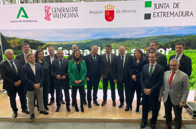 Firma del manifiesto entre Andalucía, Extremadura, Murcia y Valencia en el marco de Fruit Logística, en Berlín, en Alemania.