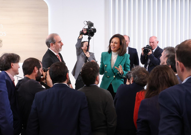 La presidenta del Banco Santander, Ana Botín, y el consejero delegado del Banco Santander, Héctor Grisi, durante la presentación de los resultados de Banco Santander en su ejercicio de 2024, a 5 de febrero de 2025, en Boadilla del Monte, Madrid (España).