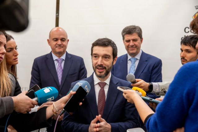El ministro de Derechos Sociales, Consumo y Agenda 2030, Pablo Bustinduy, en una rueda de prensa en Ibiza