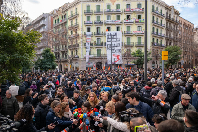 Decenas de personas durante una concentración de Sindicat de Llogateres de Catalunya y vecinos en contra del desalojo de la Casa Orsola