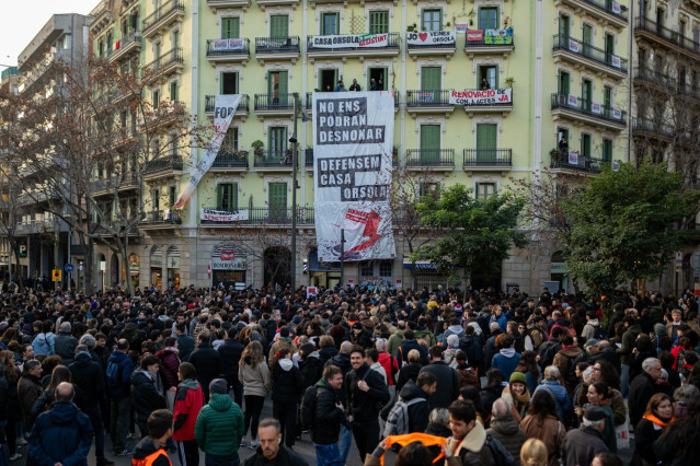 Concentración ante la casa Orsola de Barcelona