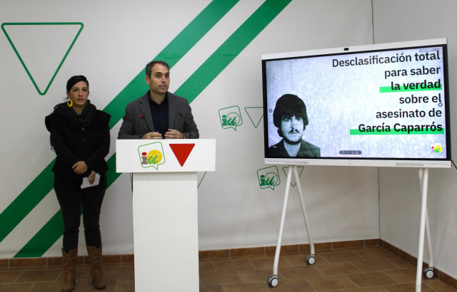 El coordinador general de IU Andalucía y diputado de Sumar en el Congreso, Toni Valero, y la coordinadora provincial de IU Málaga, Toni Morillas, en rueda de prensa