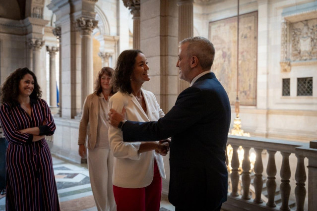 Archivo - Maroto y Collboni en el Ayuntamiento de Barcelona este lunes.