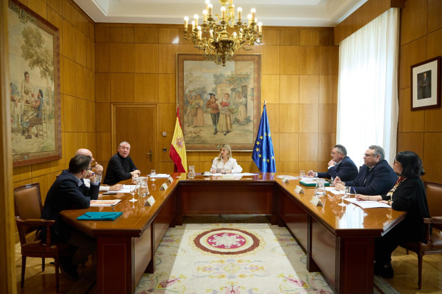 La vicepresidenta segunda y ministra de Trabajo, Yolanda Díaz, durante el encuentro con representantes de la Asociación Nacional del Taxi, en el Ministerio de Trabajo y Economía Social, a 7 de febrero de 2025, en Madrid (España).