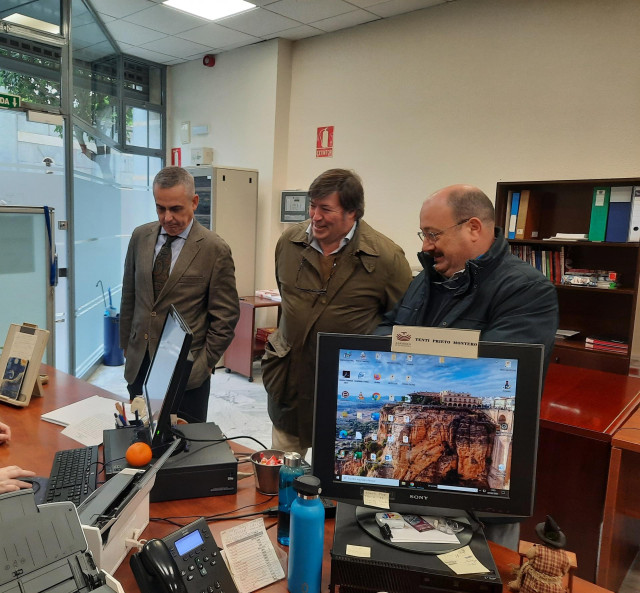 Diputados de Vox en la Asamblea de Extremadura en el registro de una iniciativa parlamentaria para rechazar las colaboraciones de la Junta en acciones programadas por David Sánchez