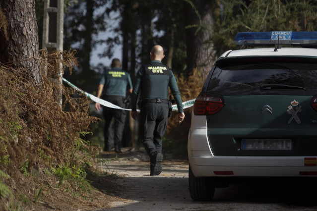 Archivo - Agentes de la Guardia investigan la  muerte violenta de una mujer en Pontevedra