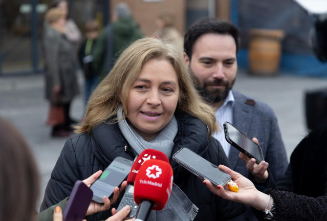 Archivo - La vicealcaldesa de Madrid, Inma Sanz, y el concejal de Puente de Vallecas, Ángel Niño, atienden a los medios durante la visita al entorno del Mercado de Numancia, a 7 de enero de 2025, en Madrid (España).