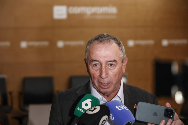 Archivo - El síndic de Compromís en Les Corts, Joan Baldoví, atiende a los medios de comunicación