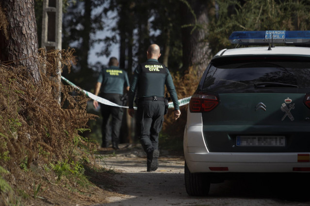 Archivo - Agentes de la Guardia investigan la  muerte violenta de una mujer en Pontevedra
