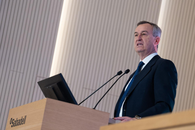 El consejero delegado de Banco Sabadell, César González-Bueno, interviene durante una rueda de prensa para presentar los resultados de 2024, en las oficinas de Banco Sabadell, a 7 de febrero de 2025, en Madrid (España). El Grupo Banco Sabadell logró un be