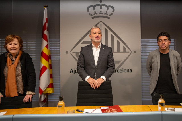 (I-D) La presidenta de Hábitat 3, Carme Trilla, el alcalde de Barcelona, Jaume Collboni, y el Síndic de Greuges de Barcelona, David Bondia, explican los detalles de la compra de la Casa Orsola