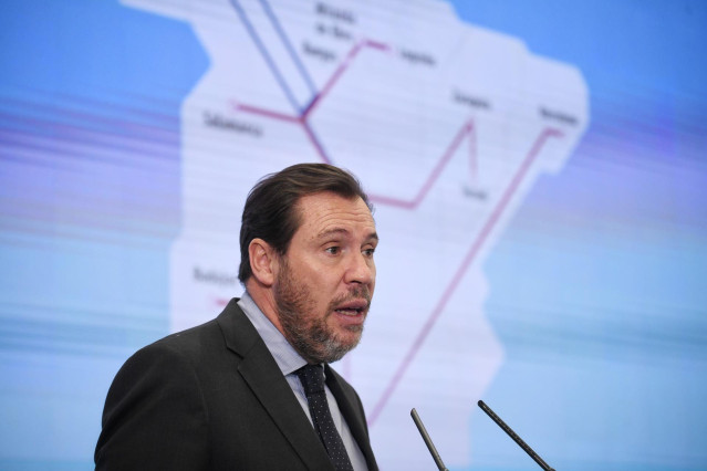Archivo - El ministro de Transportes y Movilidad Sostenible, Óscar Puente, comparece ante los medios de comunicación