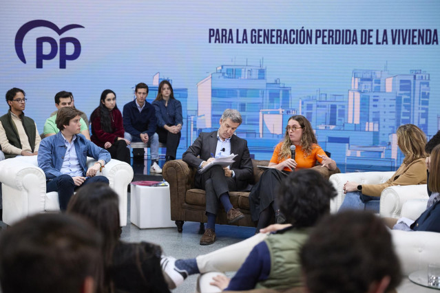El presidente del Partido Popular, Alberto Núñez Feijóo, durante una reunión con representantes de asociaciones juveniles, en el Espacio Downtown, a 7 de febrero de 2025, en Madrid (España).