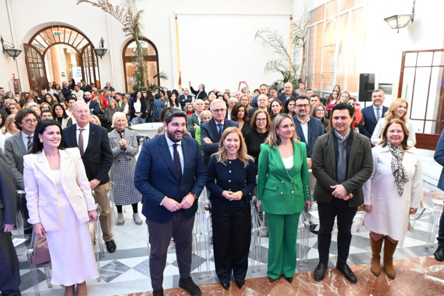 Imagen de la clausura del acto 'Banderas de la Ley de Conciliación'