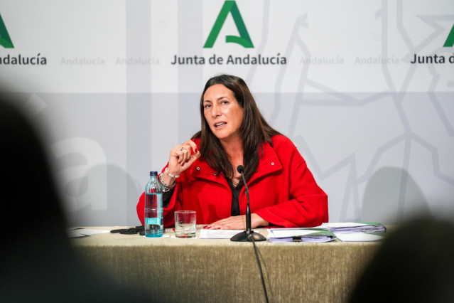La consejera de Integración Social, Juventud, Familias e Igualdad, Loles López, durante la rueda de prensa.