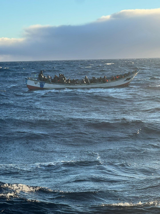 Cayuco localizado en aguas de El Hierro con 67 migrantes a bordo