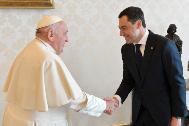Archivo - Imagen del encuentro entre el Papa Francisco y el presidente de la Junta de Andalucía, Juanma Moreno, celebrado en marzo de 2024 en el Vaticano.