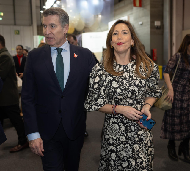 El presidente del Partido Popular, Alberto Núñez Feijóo y la alcaldesa de Zaragoza, Natalia Chueca, en la Feria Internacional de Turismo (FITUR).