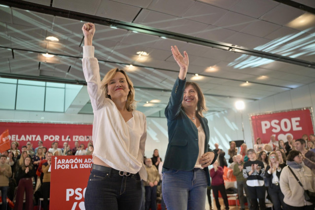 La secretaria general del PSOE de Aragón y ministra de Educación, Formación Profesional y Deportes y portavoz del Gobierno, Pilar Alegría (i), y la portavoz del PSOE en el Ayuntamiento de Zaragoza, Lola Ranera (d), durante un acto del PSOE de Aragón.