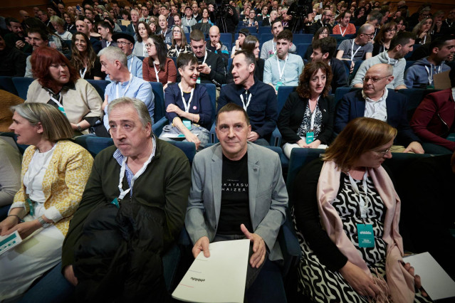 Arnaldo Otegi, coordinador general de EH Bildu, junto con el alcalde de Pamplona, Joseba Asiron, durante el III Congreso de EH Bildu celebrado en el Auditorio Baluarte de Pamplona.