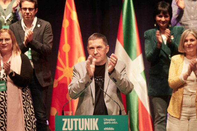 Arnaldo Otegi tras ser elegido secretario general de EH Bildu en el III Congreso de la coalición celebrado en el Auditorio Baluarte de Pamplona.