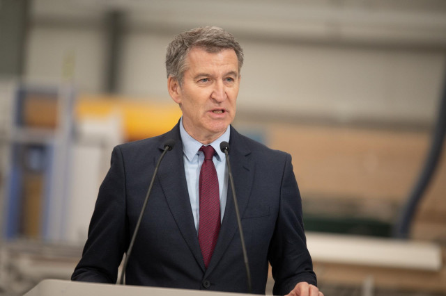El presidente del Partido Popular, Alberto Núñez Feijóo, interviene ante los medios de comunicación durante una visita a la empresa Medgon, a 6 de febrero de 2025, en Carrión de los Condes, Palencia, Castilla y León (España). Durante su visita, Feijóo ha
